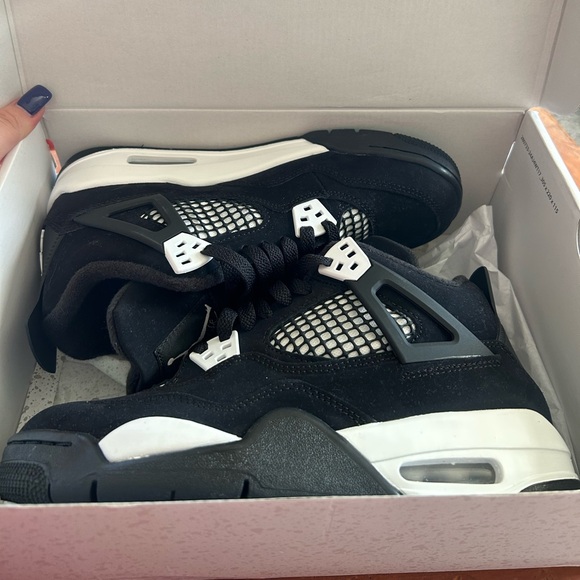 white thunder jordan 4s
7.5 in womens
6y kids - Picture 4 of 9